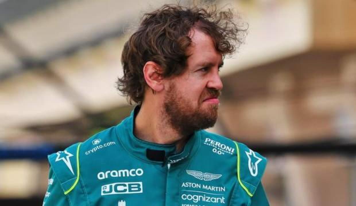 Alman Pilot Vettel yeni kaskında KKTC bayrağına da yer verdi