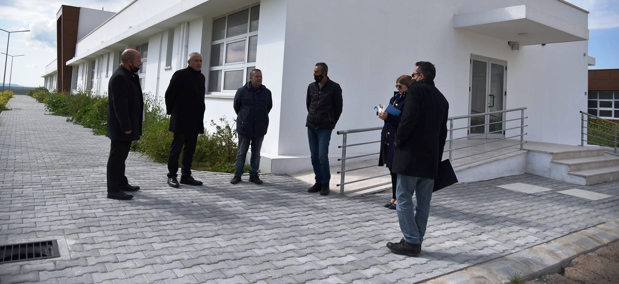 Taçoy, Mineraliköy’de bulunan ve İkinci Etap Proje inşaatı devam eden Engelsiz Yaşam Evi’ni ziyaret ederek incelemelerde bulundu