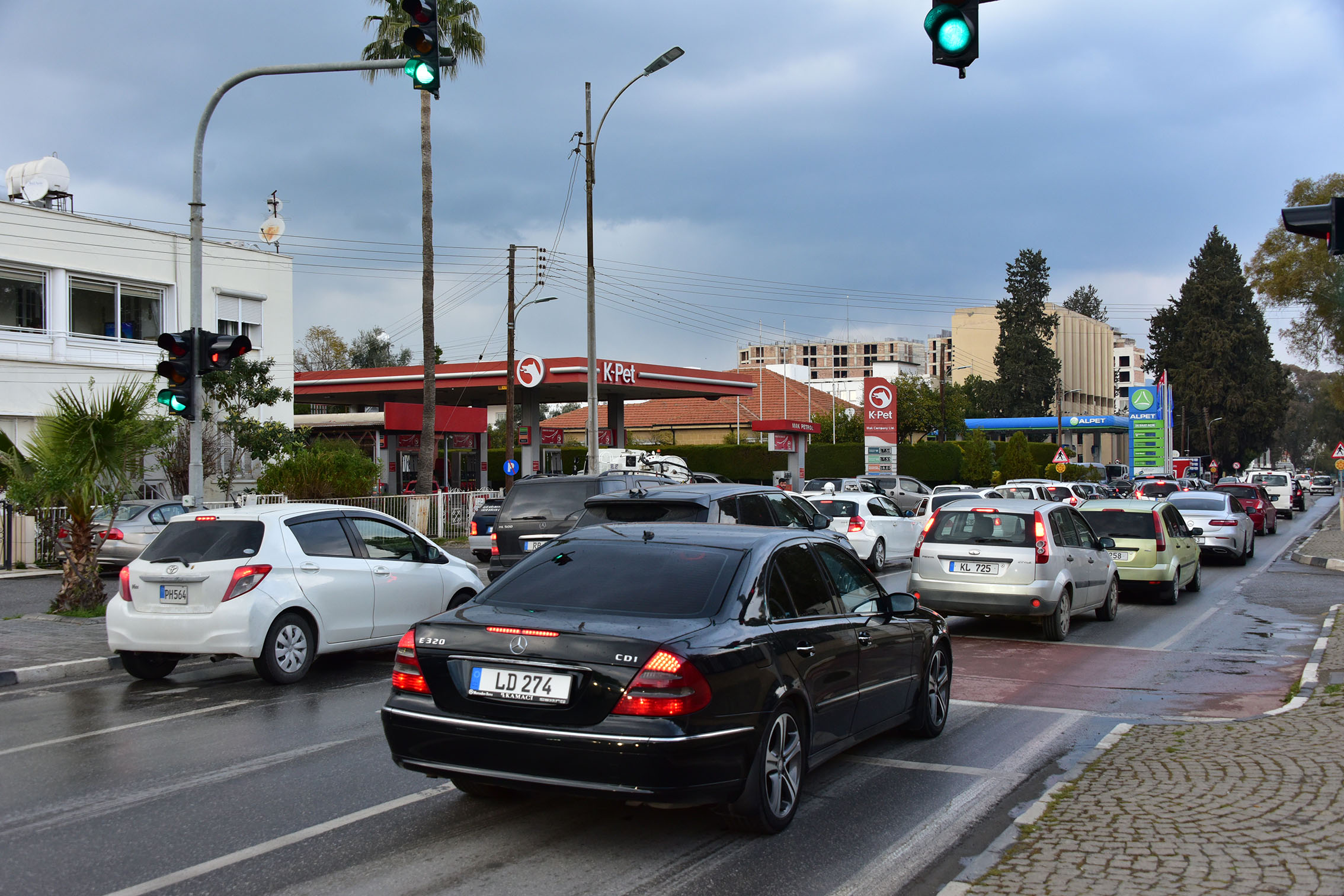 Benzinciler Birliği, akaryakıt tedarikçileri Alpet ve KPET’in bayilerine yine yakıt vermediğini duyurdu