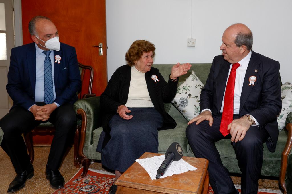 Cumhurbaşkanı Tatar Güzelyurt bölgesinde yaşayan şehit ailelerini ziyaret etti