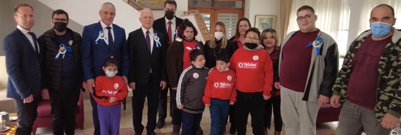 Özel çocuklar hazırladıkları rozetleri Meclis Başkanı ve milletvekillerine verdi