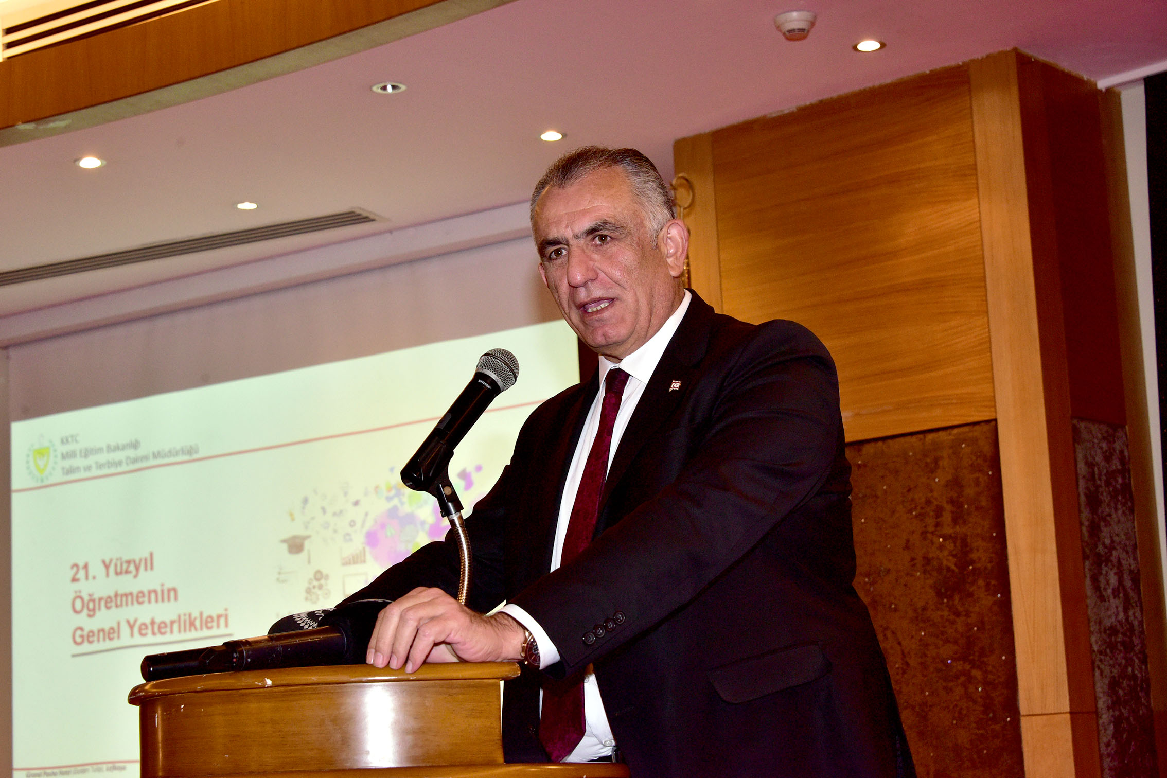 Çavuşoğlu: Öğretmenlerimizin yeterliliklerinin tam ve çağdaş olması, öğrencileri dünyayla buluşturabilmeleri bizim için olmazsa olmazdır