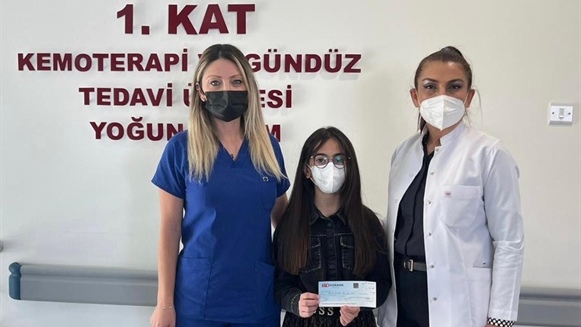 11 Yaşındaki Lavin Kırok, sergi gelirini Onkoloji Merkezi’ne bağışladı