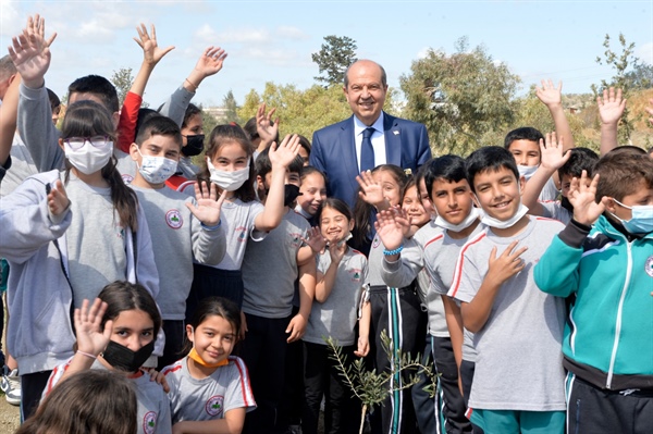 Cumhurbaşkanı Tatar ve eşi, 23 Nisan Ulusal Egemenlik ve Çocuk Bayramı dolayısıyla Değirmenlik İlkokulu’nu ziyaret etti