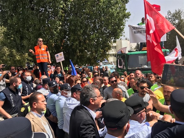 Meclis önünde eylem sürüyor