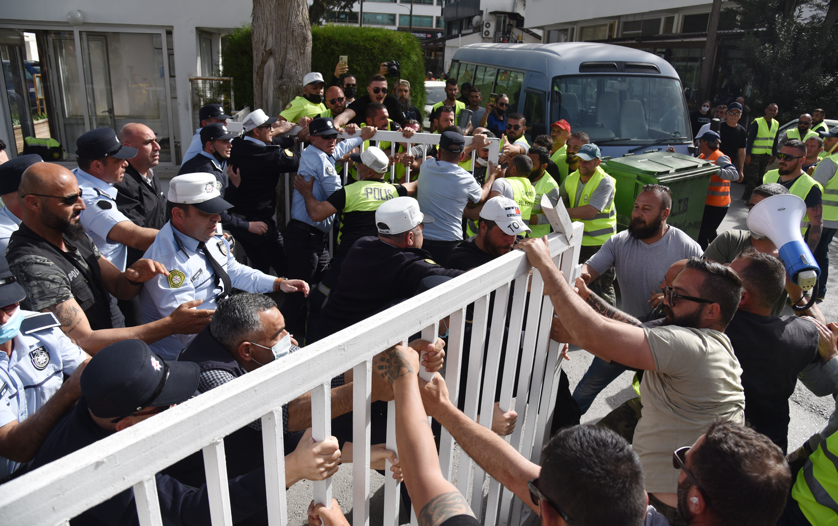Bazı Belediyelerin Meclis önündeki eylemleri devam ediyor