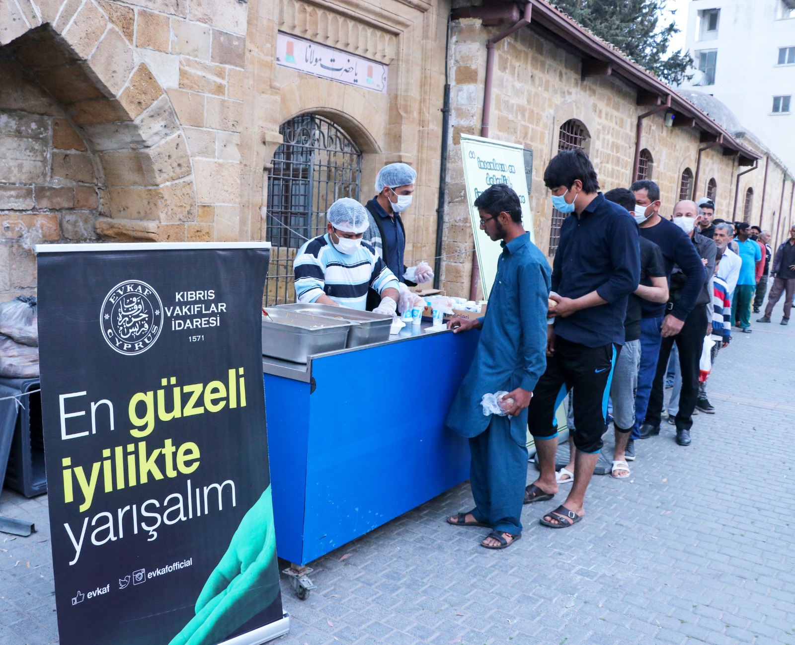 Mevlevi Tekkesi’nin önünde iftar geleneği yaşatılıyor