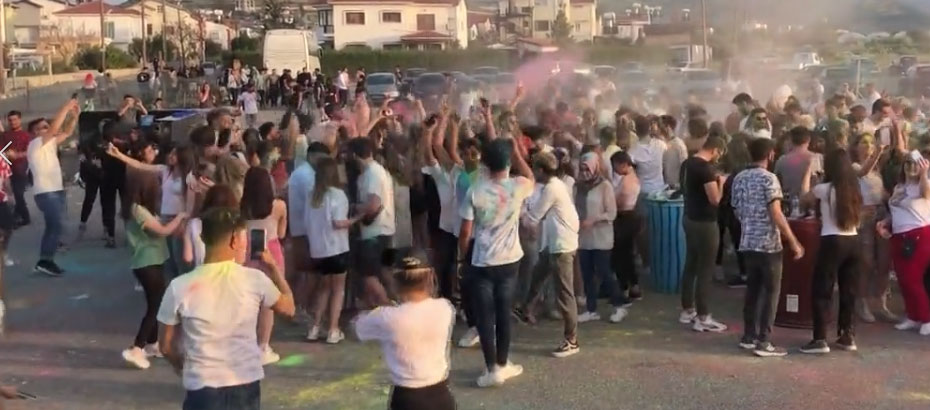 Gemikonağı’nda gerçekleştirilen ‘Renk Festivali’nde gençler baharın gelişini kutladılar