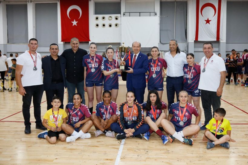 Cumhurbaşkanı Tatar,  Hentbol Cumhurbaşkanlığı Kupası karşılaşmalarını izledi