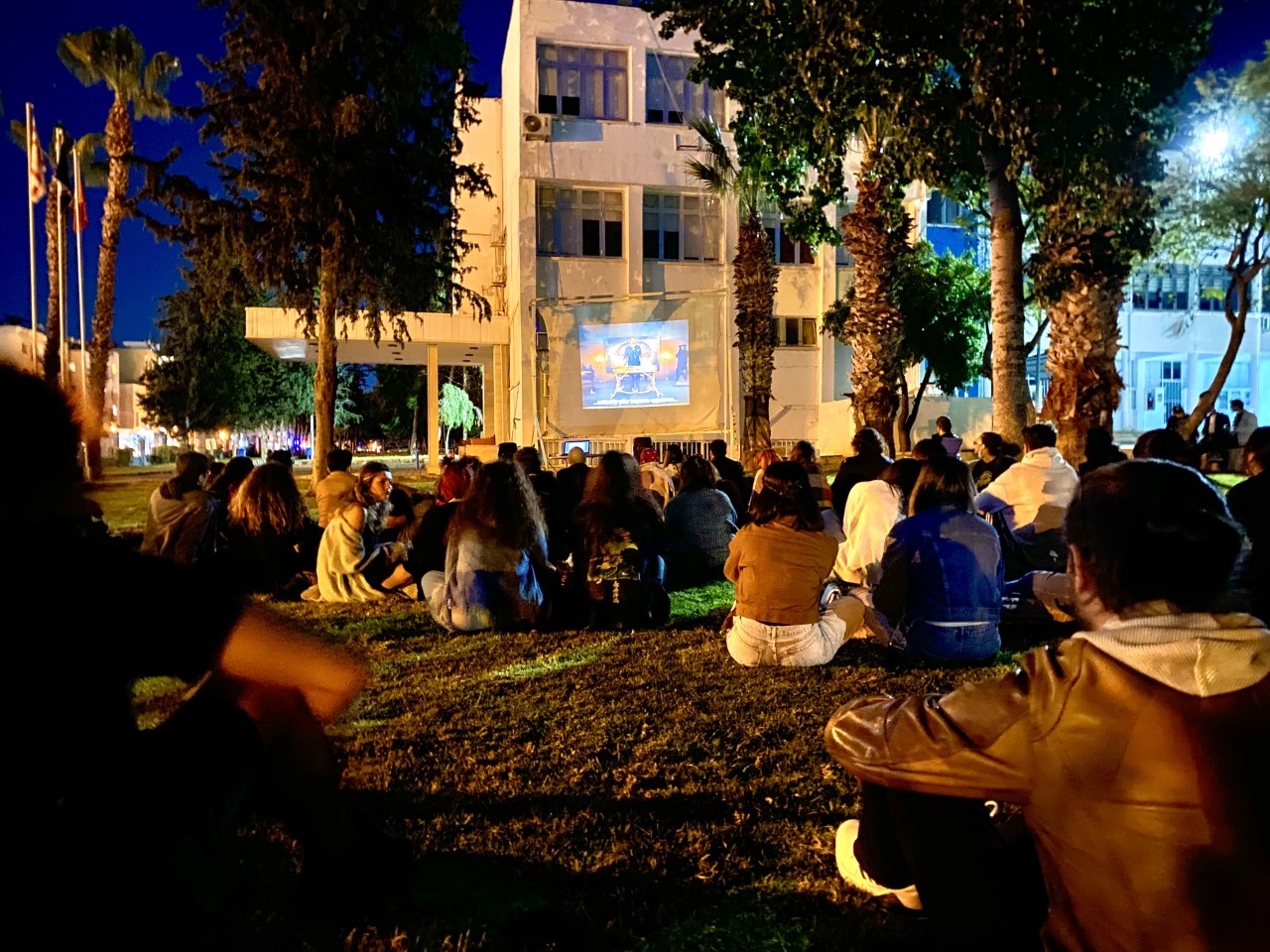 DAÜ’de açık hava film gösterimi düzenlendi