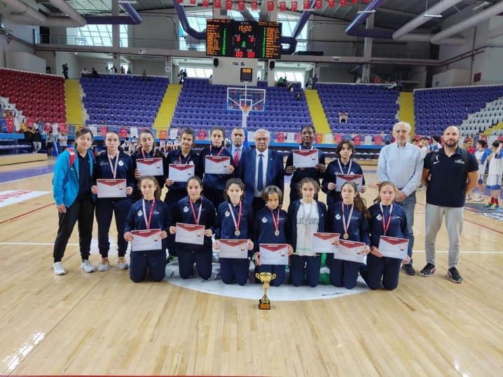 Levent Koleji basketbol takımı Yıldız Kızlarda Türkiye ikincisi oldu