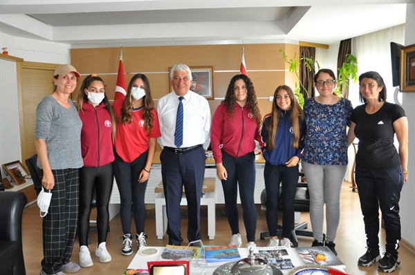 Özçınar, Güzelyurt Türk Maarif Koleji Kız Atletizm takımını kabul etti