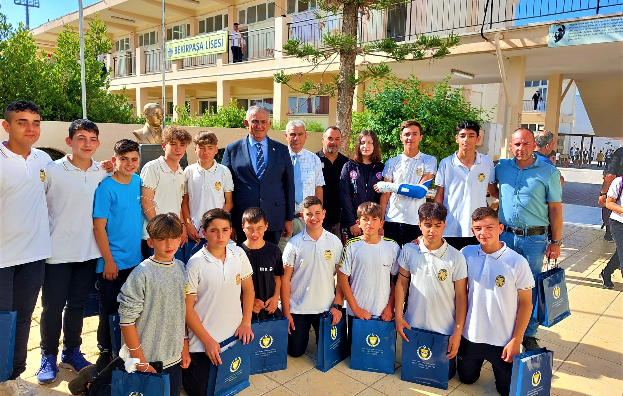 Çavuşoğlu Bekirpaşa Lisesi’ni ziyaret etti: “Uygulanan hiçbir ambargo başarının önünde duramaz”