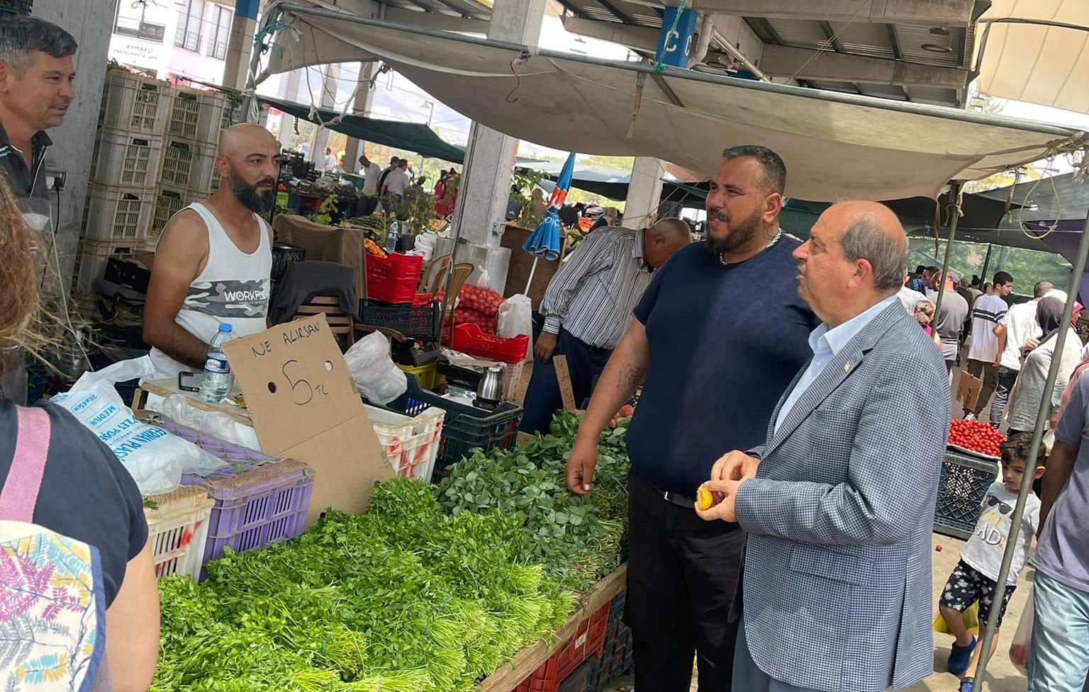 Cumhurbaşkanı Ersin Tatar, Lefkoşa Açık Pazar’da esnaf ve halkla görüştü