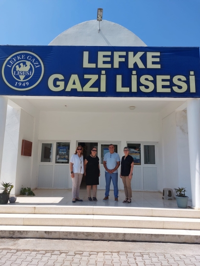 KT Üniversiteli Kadınlar Derneği ve KT Kütüphaneciler Derneği Lefke Gazi Lisesi Kütüphanesi’ne kitap desteğinde bulundu