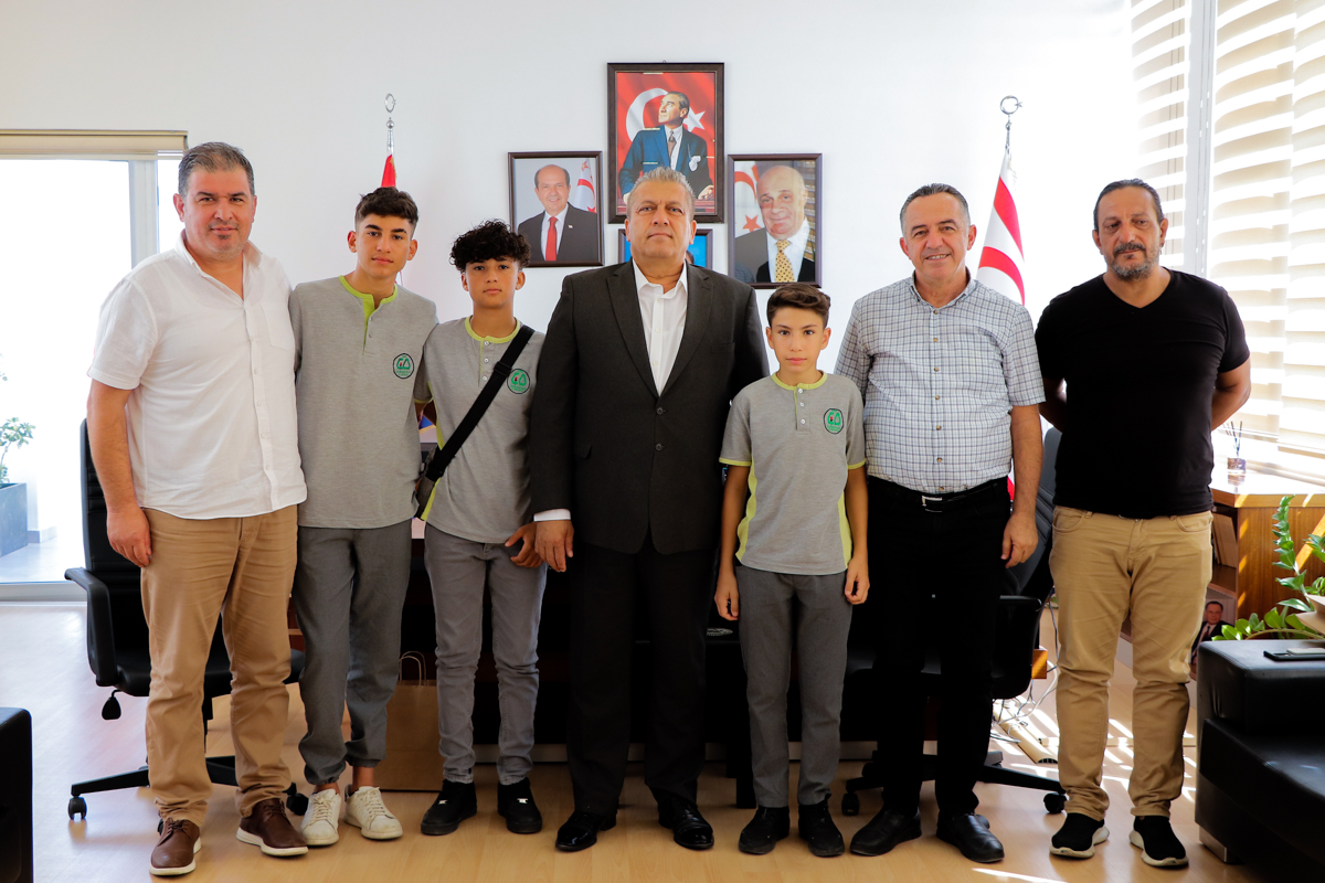 Çanakkale Ortaokulu’nun şampiyon takımı Belediye Başkanı Arter’i ziyaret etti