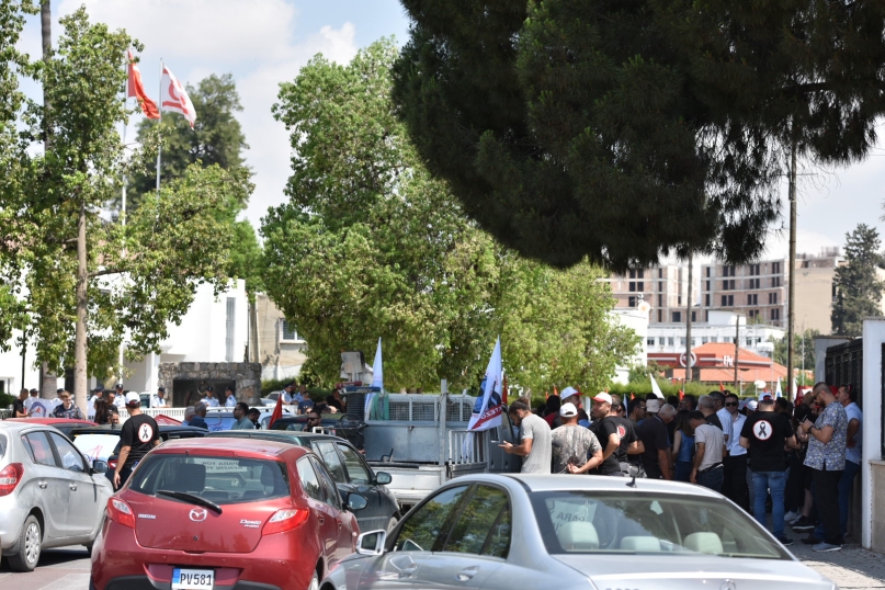 Toplumsal Varoluş Platformu, Meclis önünde araçlı uyarı eylemi yapıyor