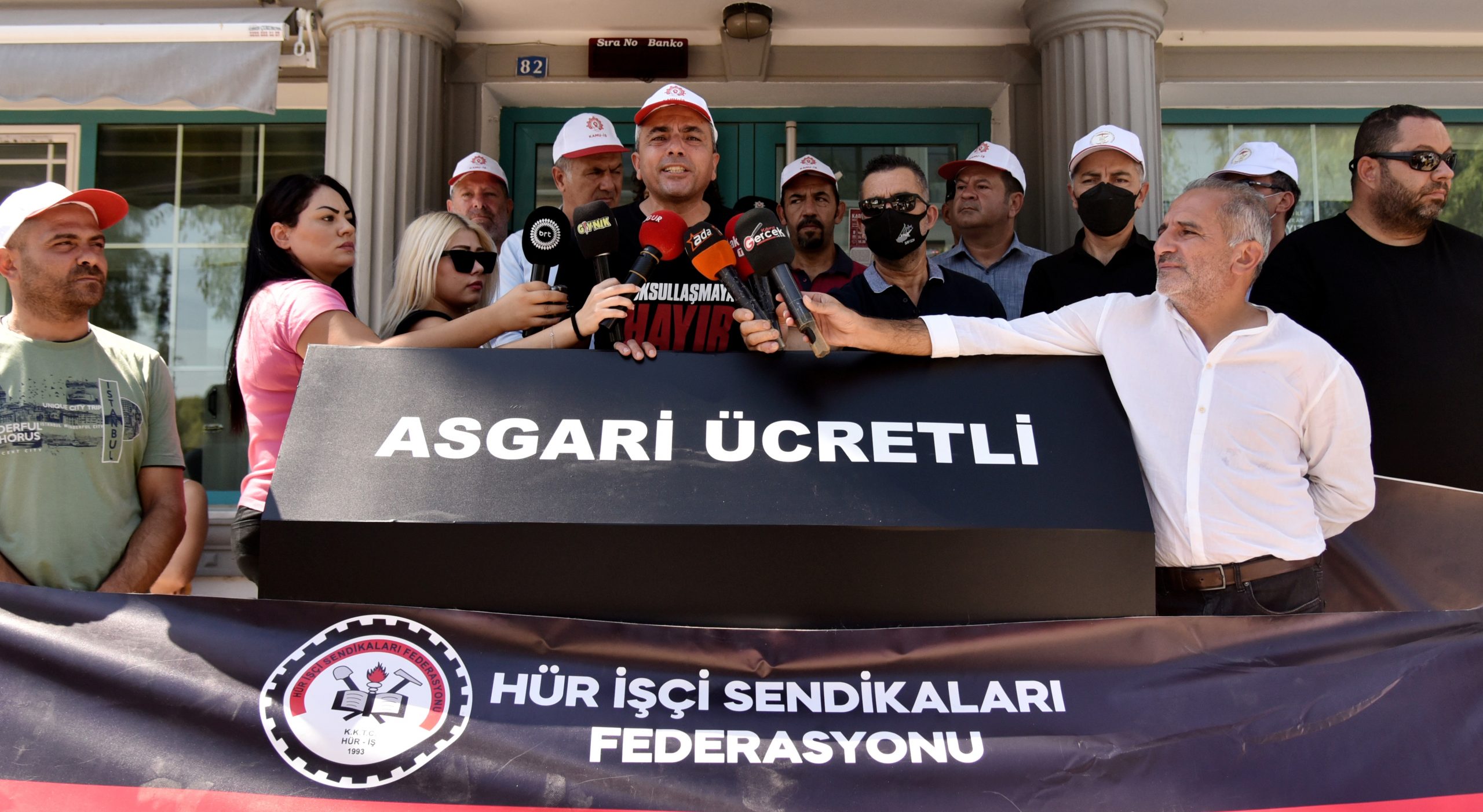 Bazı sendikalar, HP’nin asgari ücrete yansıtılması talebiyle eylem ve açıklama yaptı