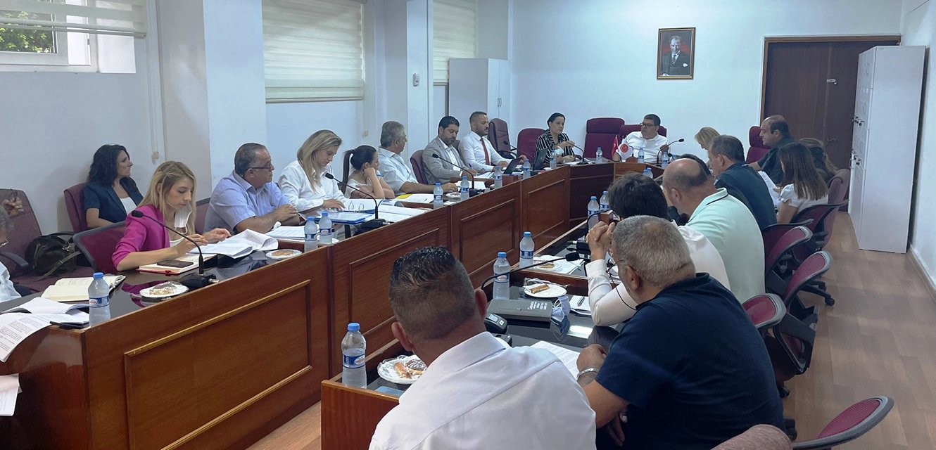 İdari Kamu ve Sağlık İşleri Komitesi toplandı…Üç yasa tasarısı görüşüldü