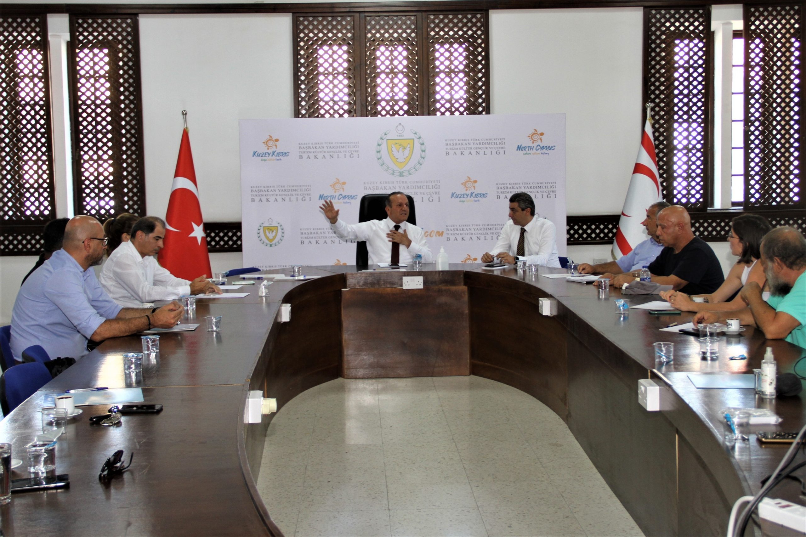 Girne Antik Limanı ile ilgili çalışmalar hakkında mal sahipleri bilgilendirildi