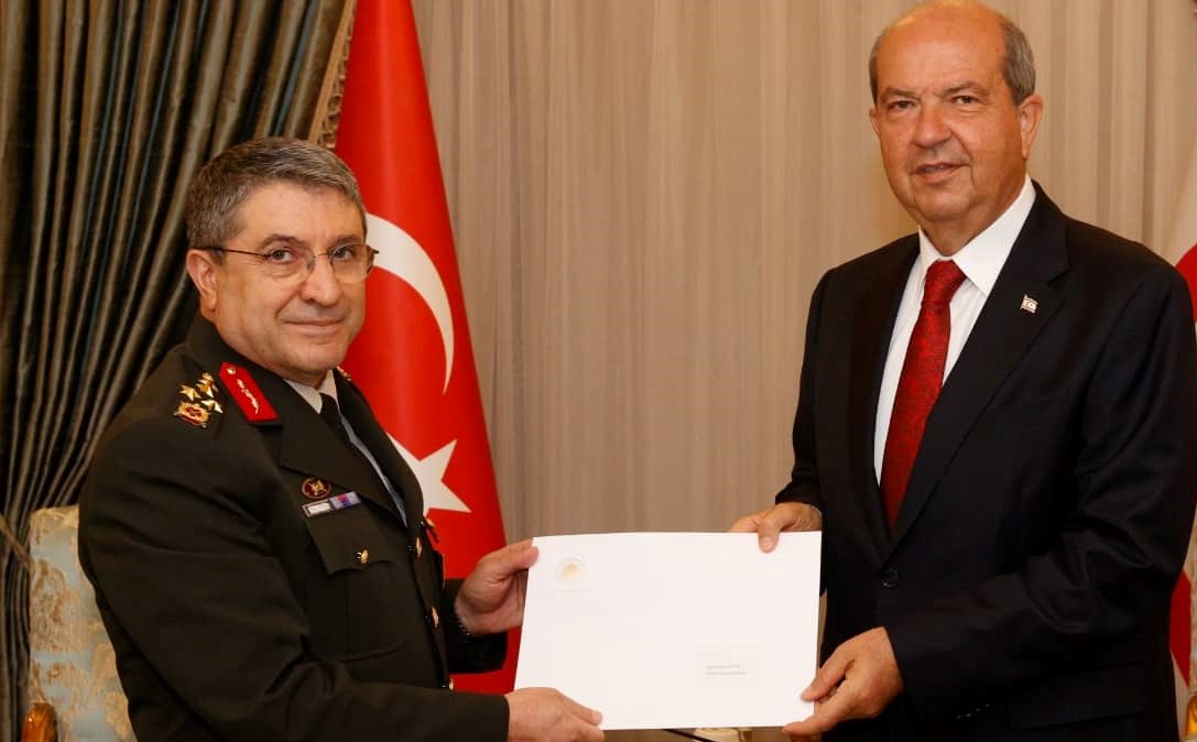 Cumhurbaşkanı Tatar, TC Milli Savunma Bakanlığı temsilcisi Orgeneral Bayraktaroğlu’nu kabul etti
