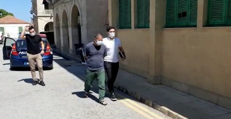 Girne’de birçok ev açma ve sirkat meselesinin zanlısı yakalanıp mahkemeye çıkarıldı