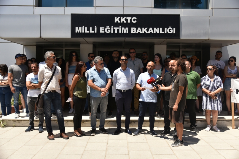 KTÖS ve KTOEÖS Eğitim Bakanlığı önünde basın açıklaması yaptı