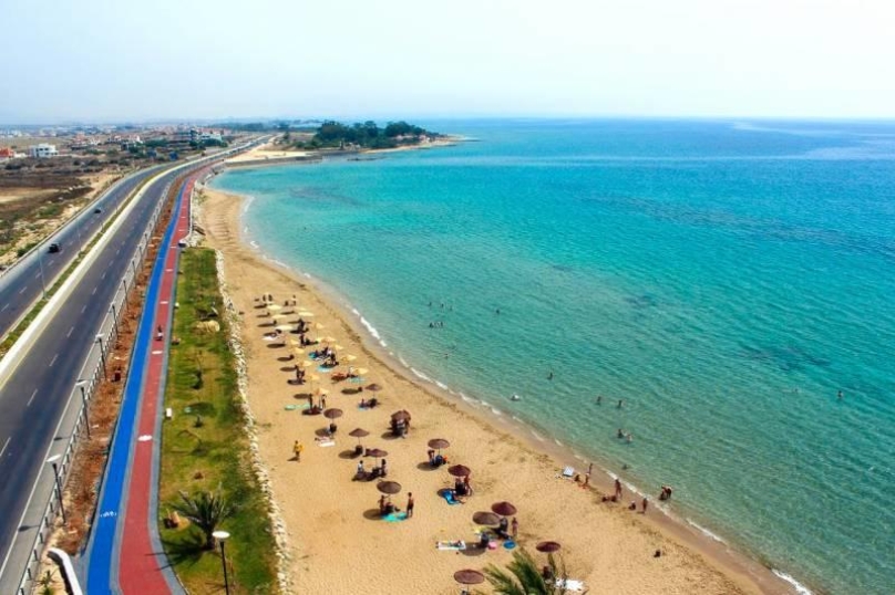 İskele Belediyesi Long Beach Sahili’nin rahabilite edildiğini, plaja kirli su akıntısı olmadığını açıkladı