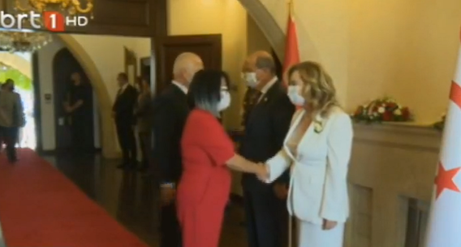 Cumhurbaşkanı Tatar ve eşi Sibel Tatar halkla bayramlaştı