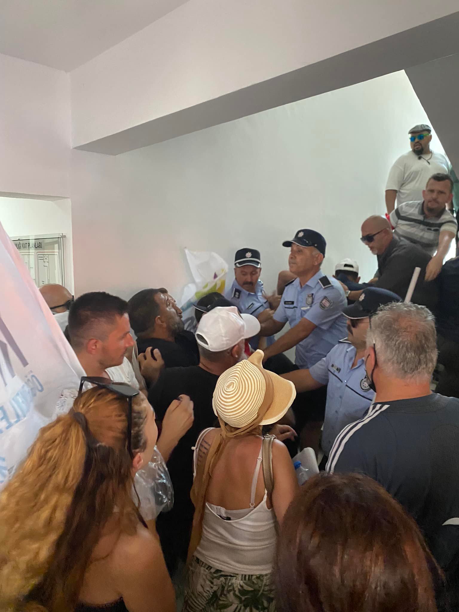 Polis engelini aşan eylemciler bakanlığa girdi