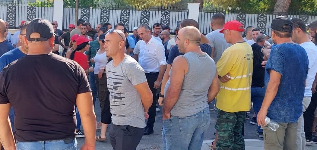 Belediyelerde örgütlü sendikaların Meclis önündeki eylemi başladı