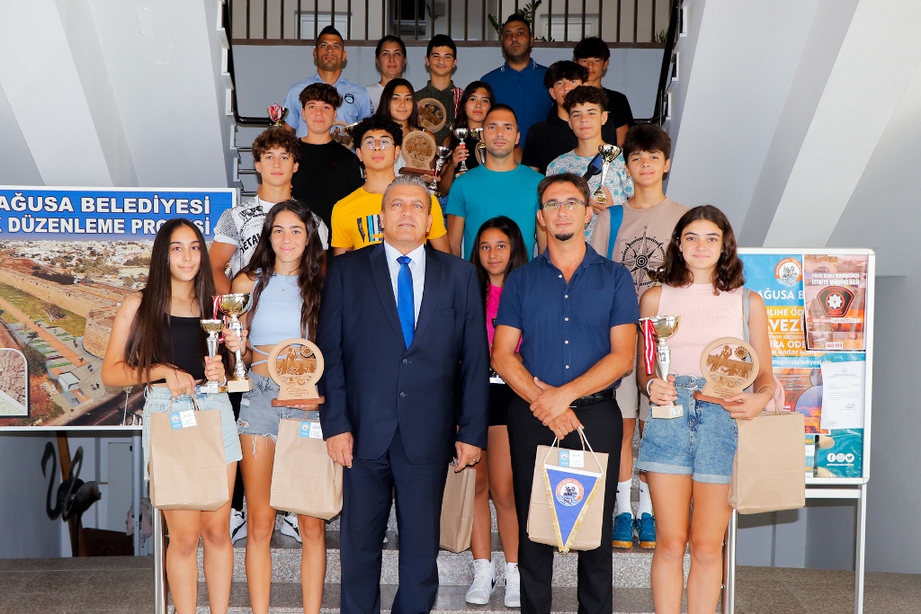 Gazimağusa Belediyesi Çamlık Spor Kulübü sporcuları Başkan İsmail Arter’i ziyaret etti