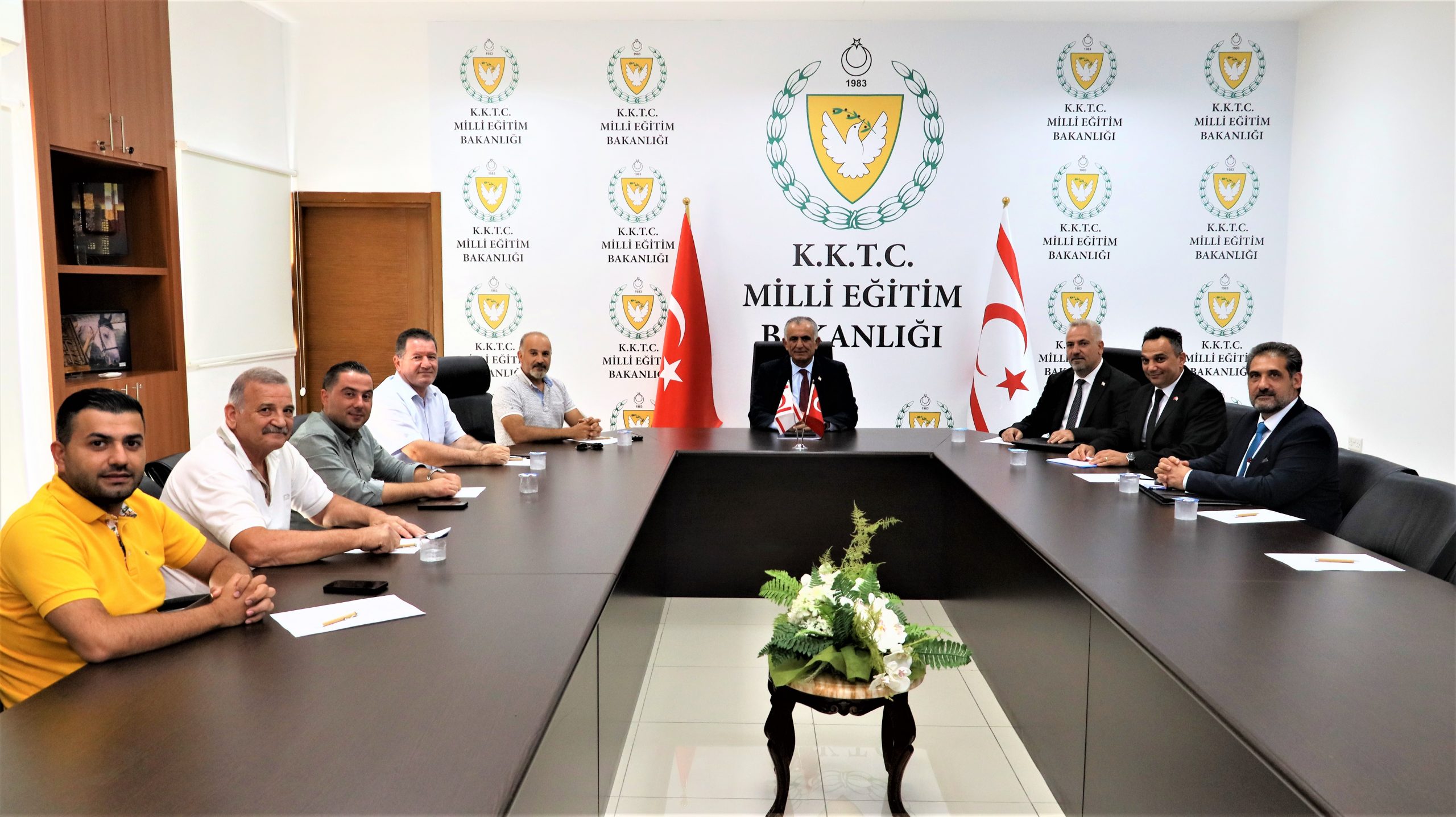 Çavuşoğlu, KKTC’deki öğrenci yurtlarının temsilcileriyle araya geldi