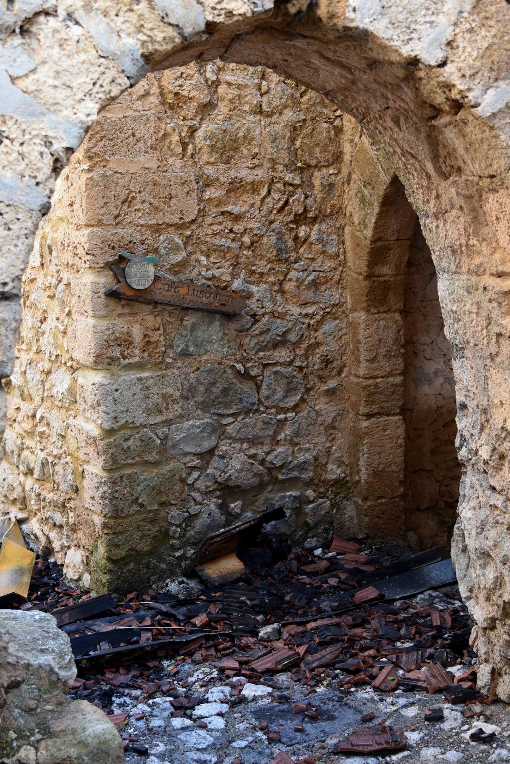 St. Hilarion Kalesi’nde yanan bölümlerin restorasyonu için ihaleye çıkıldı