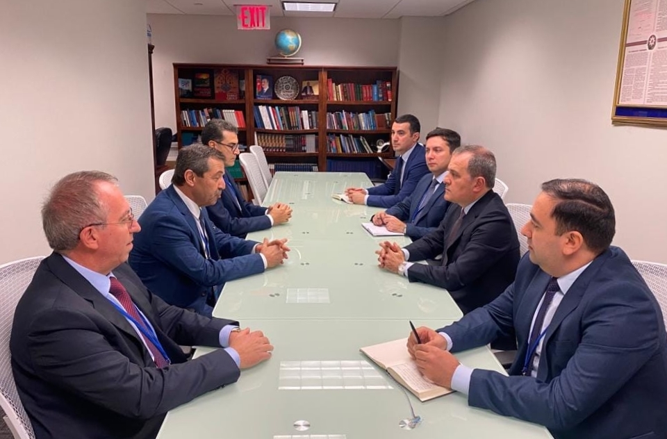 Dışişleri Bakanı Ertuğruloğlu, Azerbaycanlı mevkidaşı ile New York’ta görüştü