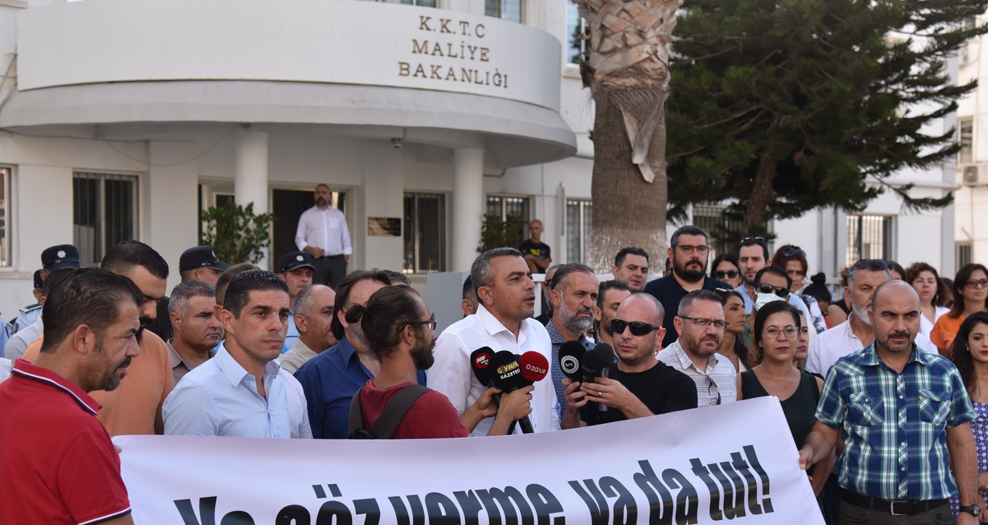 Grevlerine devam eden kamuda örgütlü sendikalar, bugün Maliye Bakanlığı önünde eylem yaptı