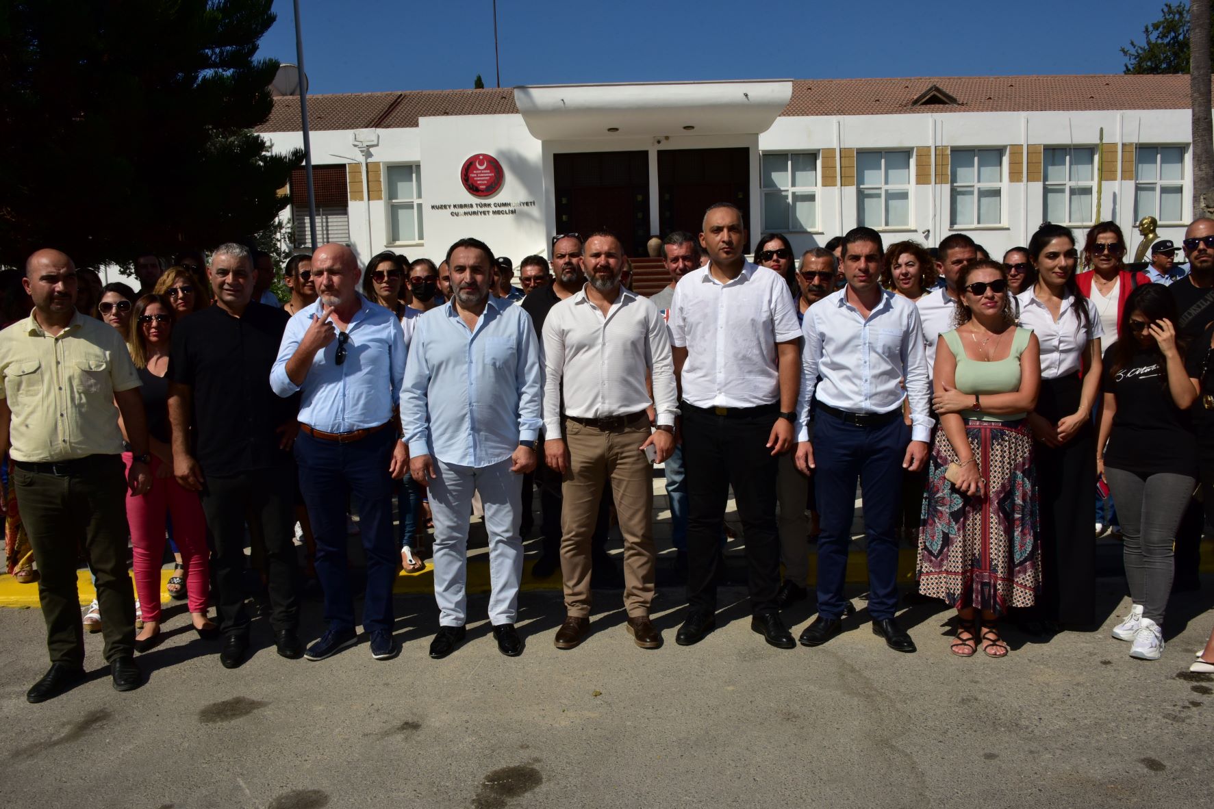 Sendikalar Meclis önünde açıklama yaptı