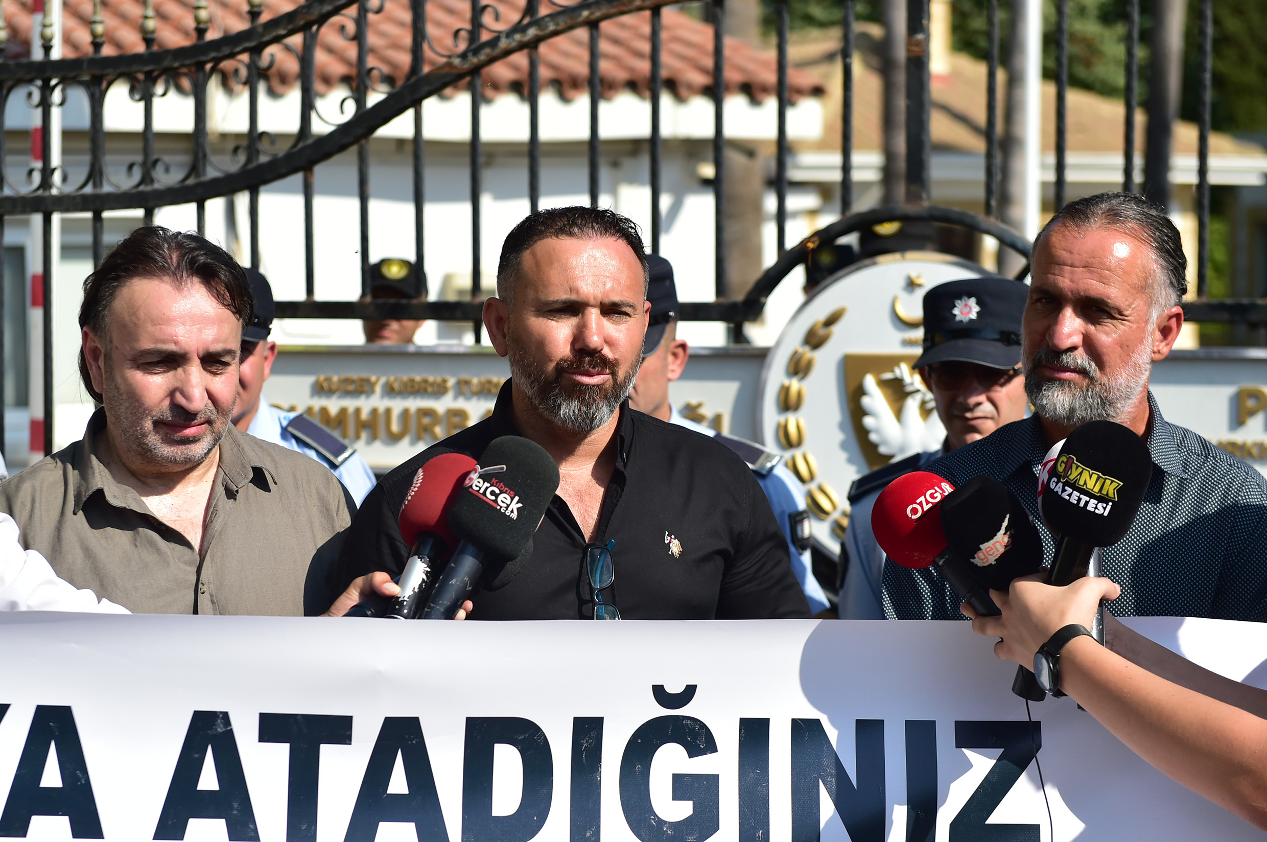 KTAMS ve KAMU-SEN, KHK Başkanı’nın uygulamaları gerekçesiyle eylem yaptı