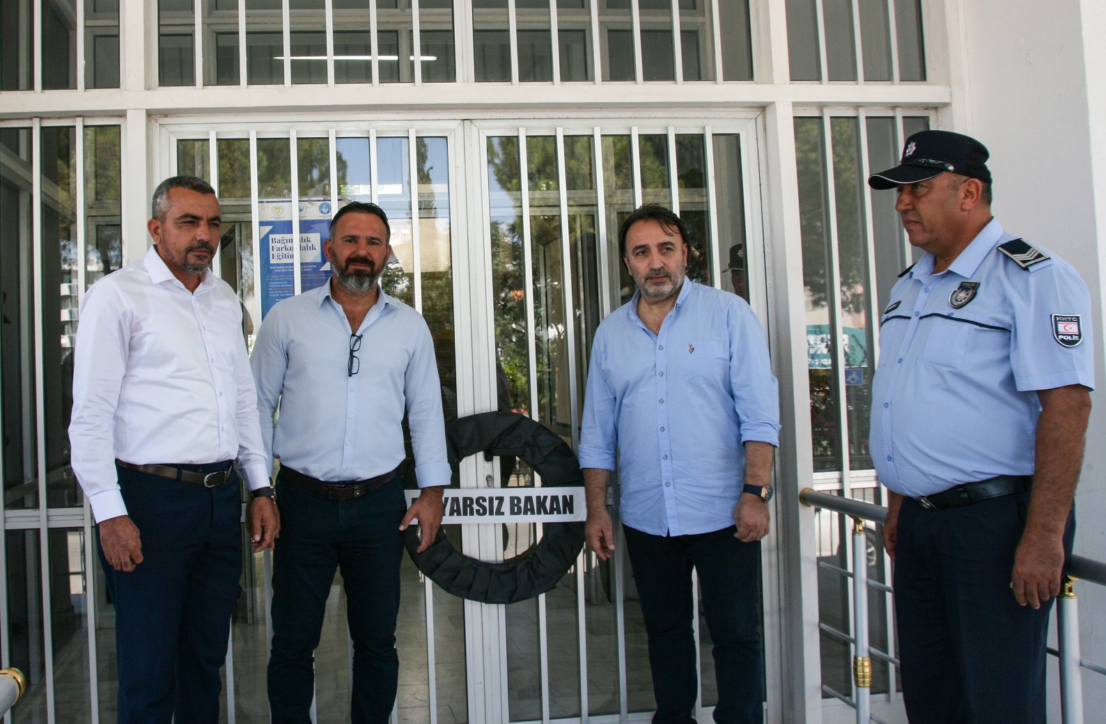 Kamuda örgütlü 3 sendika Bayındırlık ve Ulaştırma Bakanlığı’na siyah çelenk bıraktı
