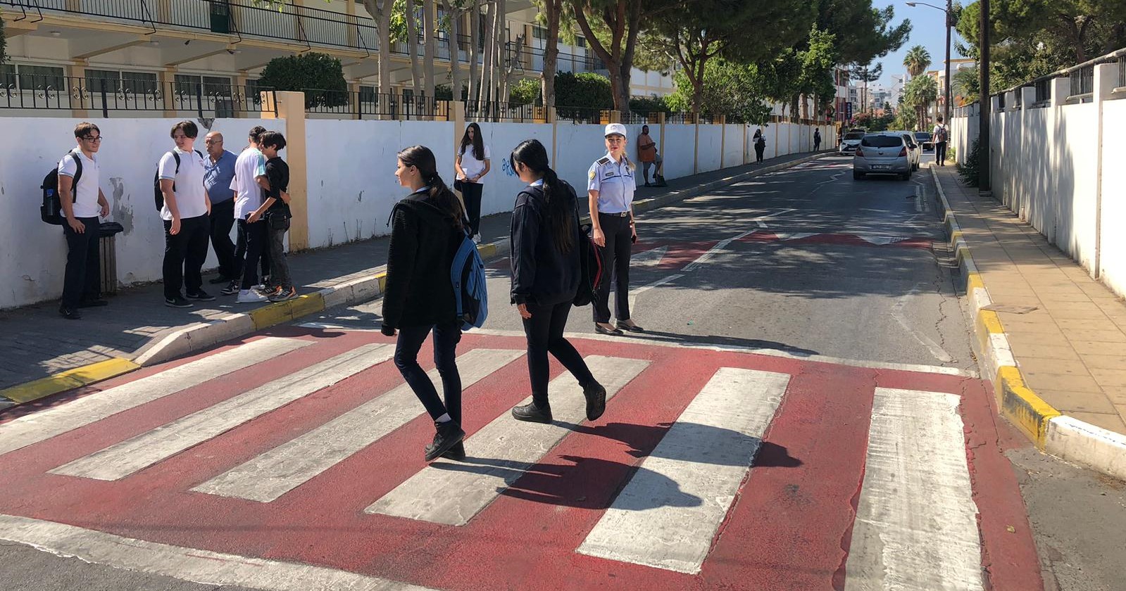 Okul önlerinde yoğunlaşan trafik akışı, polis tarafından yönetiliyor