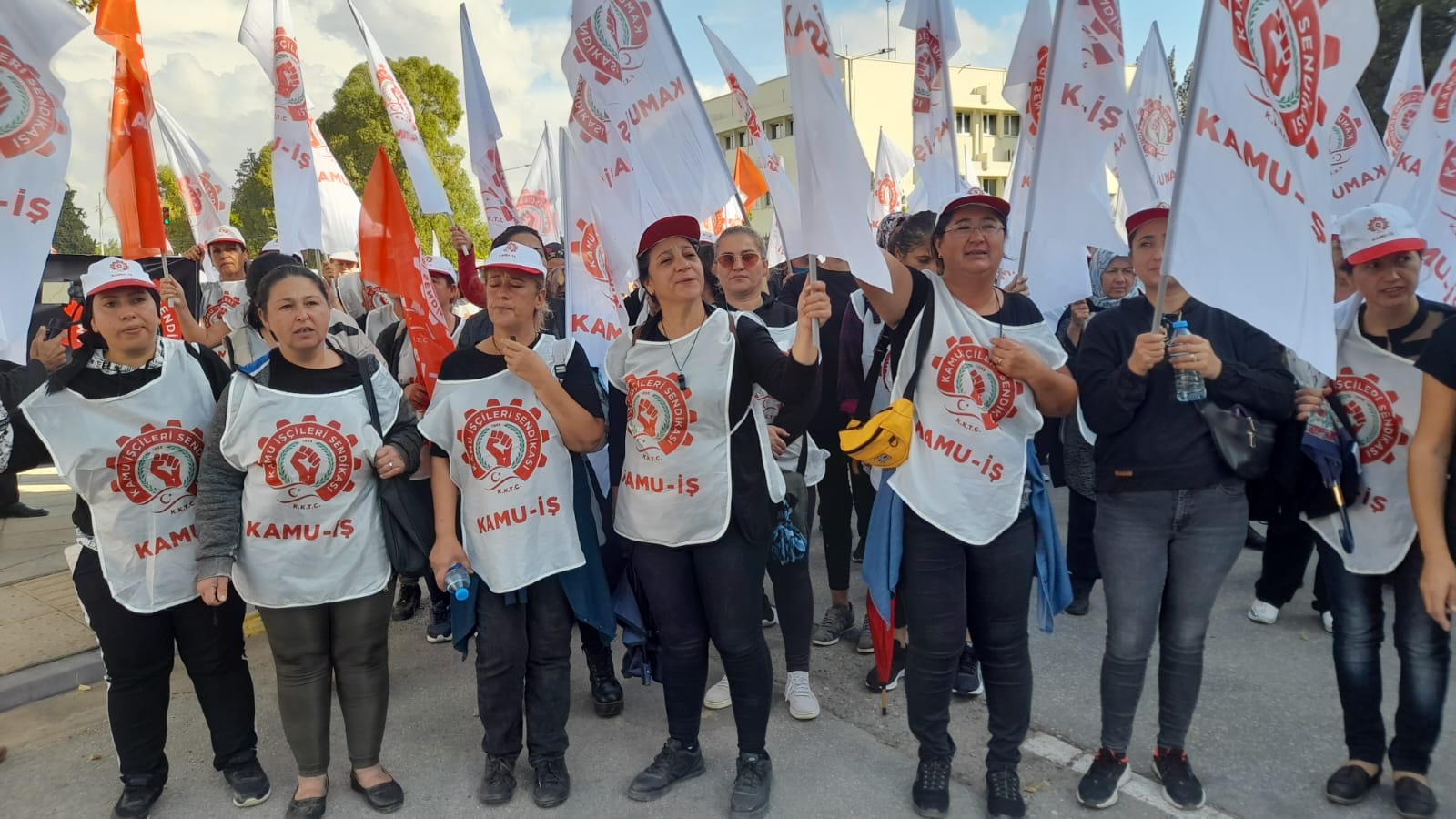 Kamu-İş, sendikada örgütlü hademelerle birlikte Meclis önünde çadır eylemi başlattı