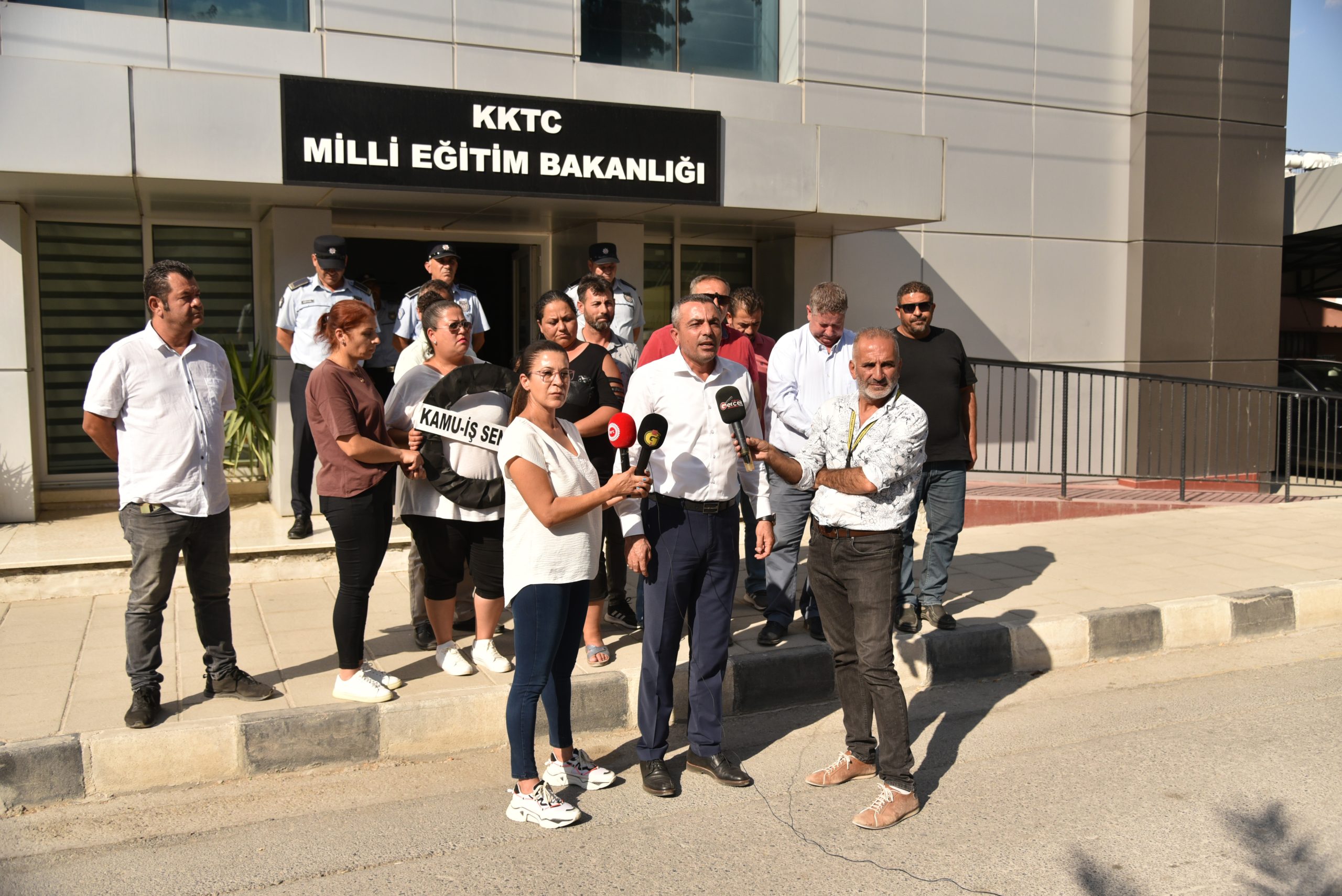 KAMU-İŞ, Milli Eğitim Bakanlığı önünde basın açıklaması yaptı
