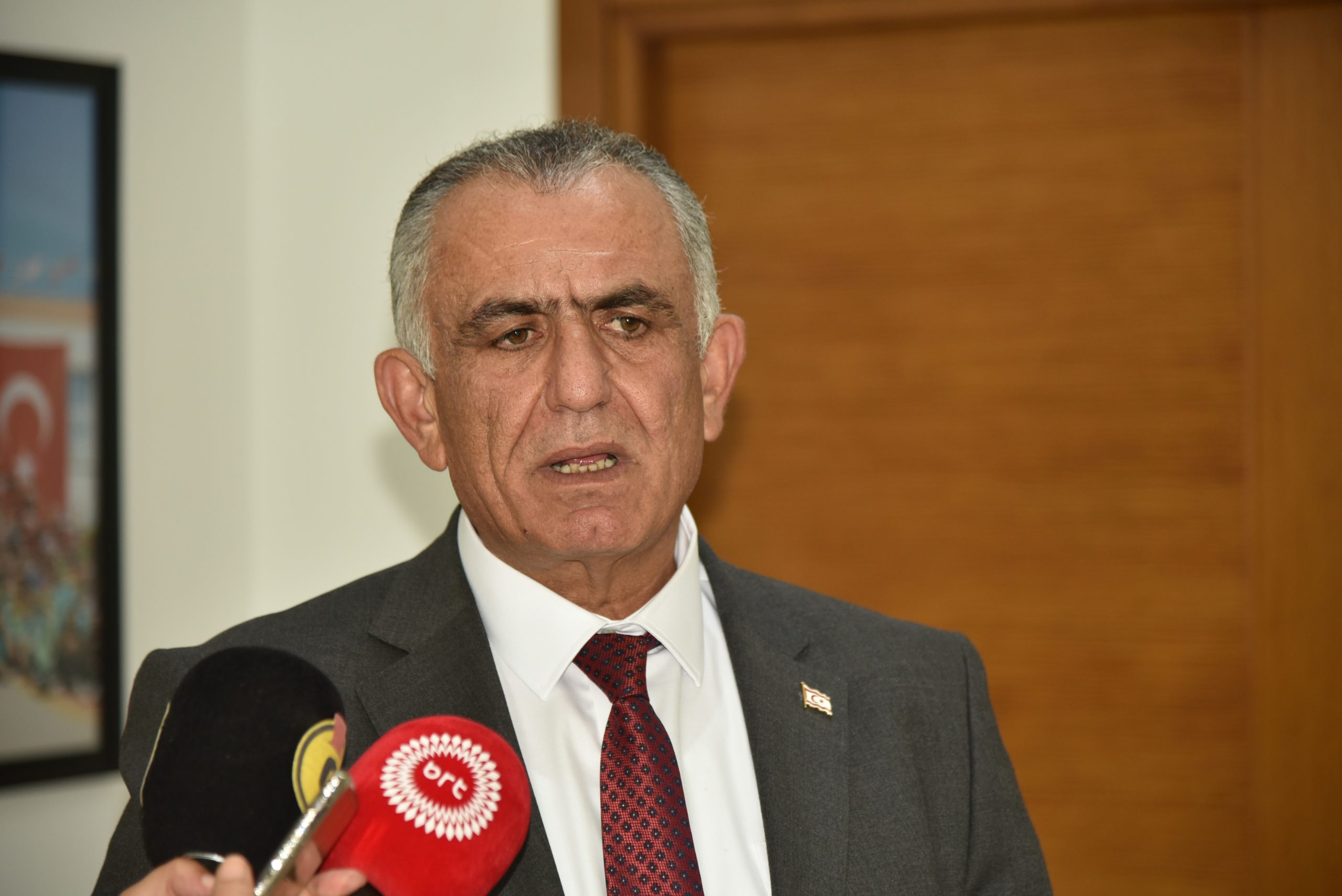 Çavuşoğlu: “Çalışanlara sesleniyorum, bu mücadelede hukuki zemin yoktur”