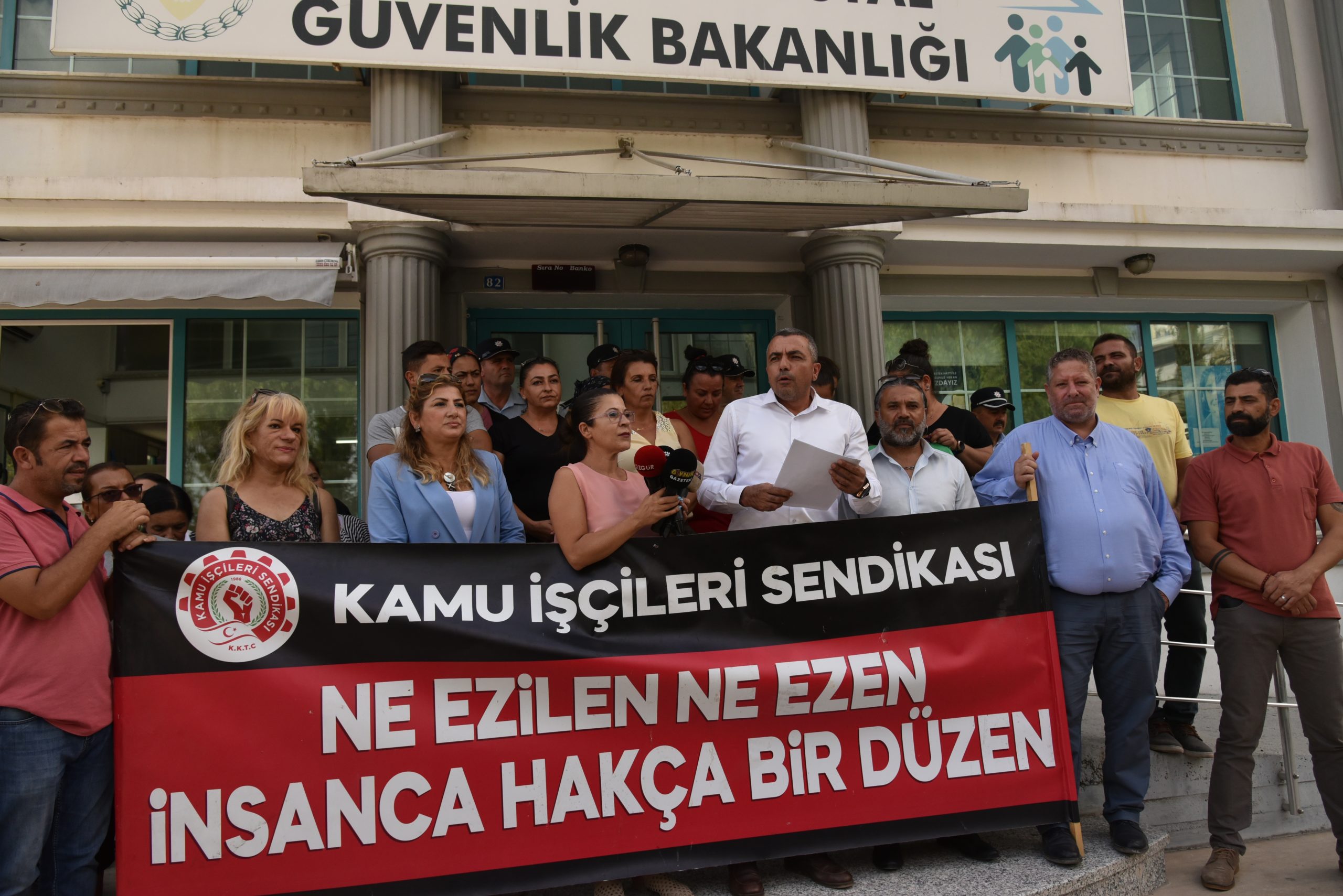 Kamu-İş, hademeler konusunda Çalışma Bakanlığı önünde basın açıklaması yaptı
