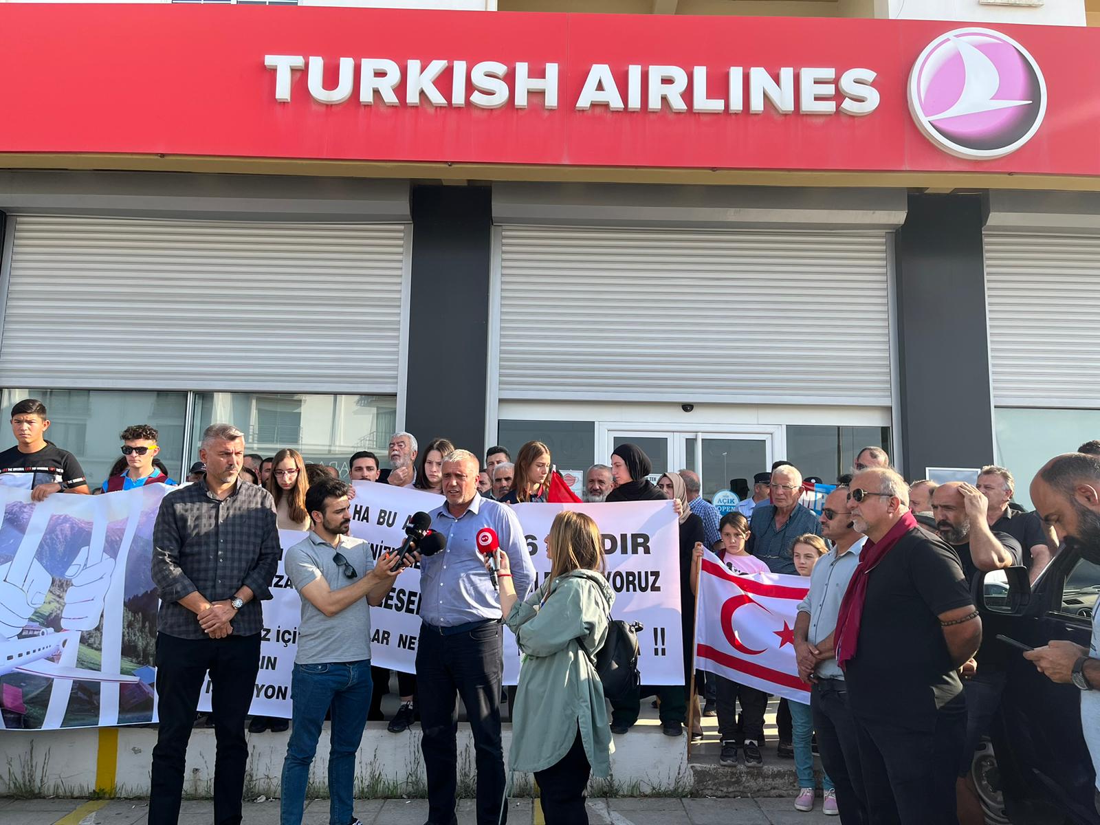 Karadeniz Kültür Derneği, KKTC-Karadeniz uçuşlarının başlaması talebiyle eylem ve basın açıklaması yaptı