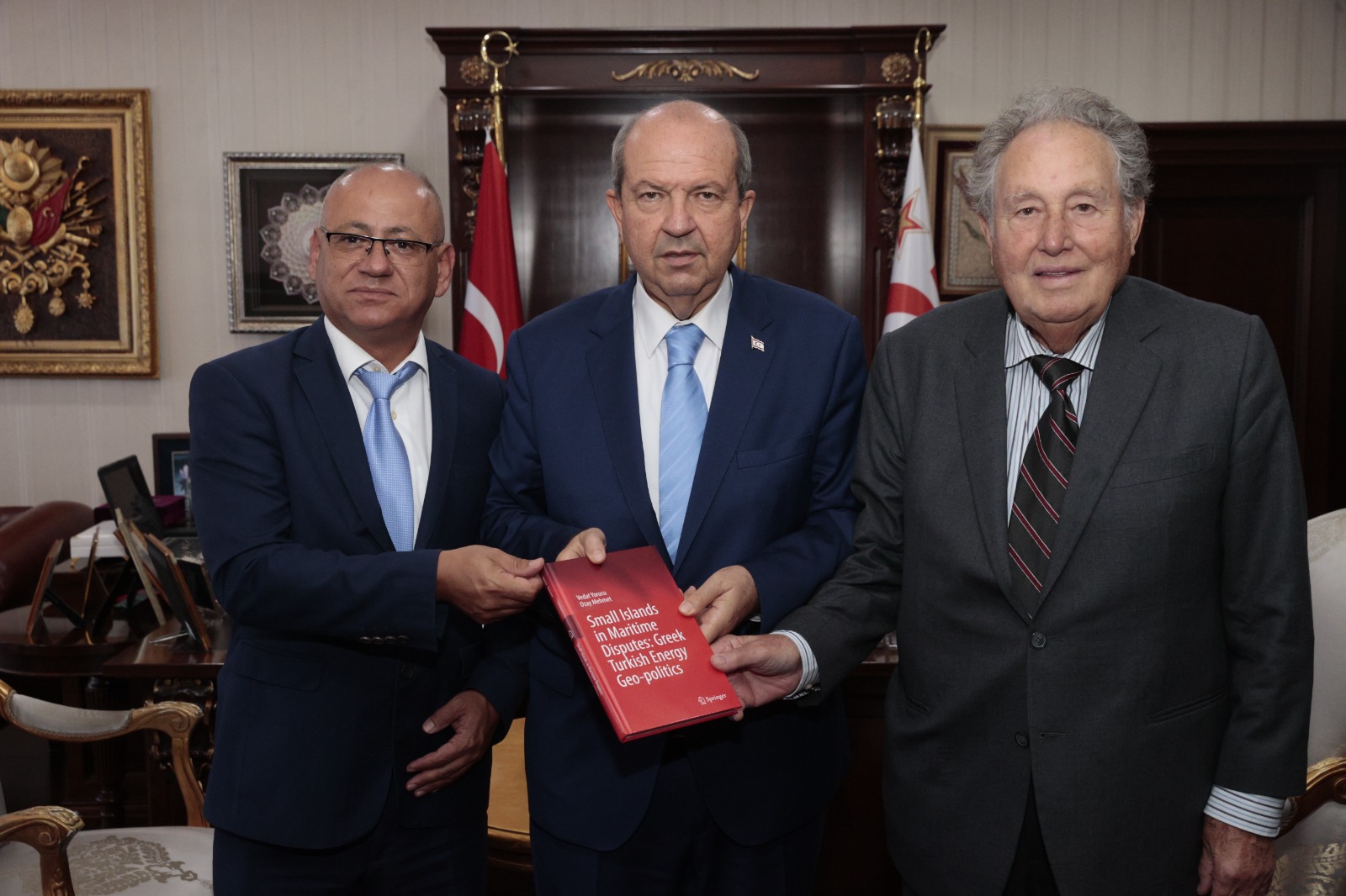 Small Islands in Maritime Disputes: Greek Turkish Energy Geo-politics isimli kitap Cumhurbaşkanı Tatar’a takdim edildi