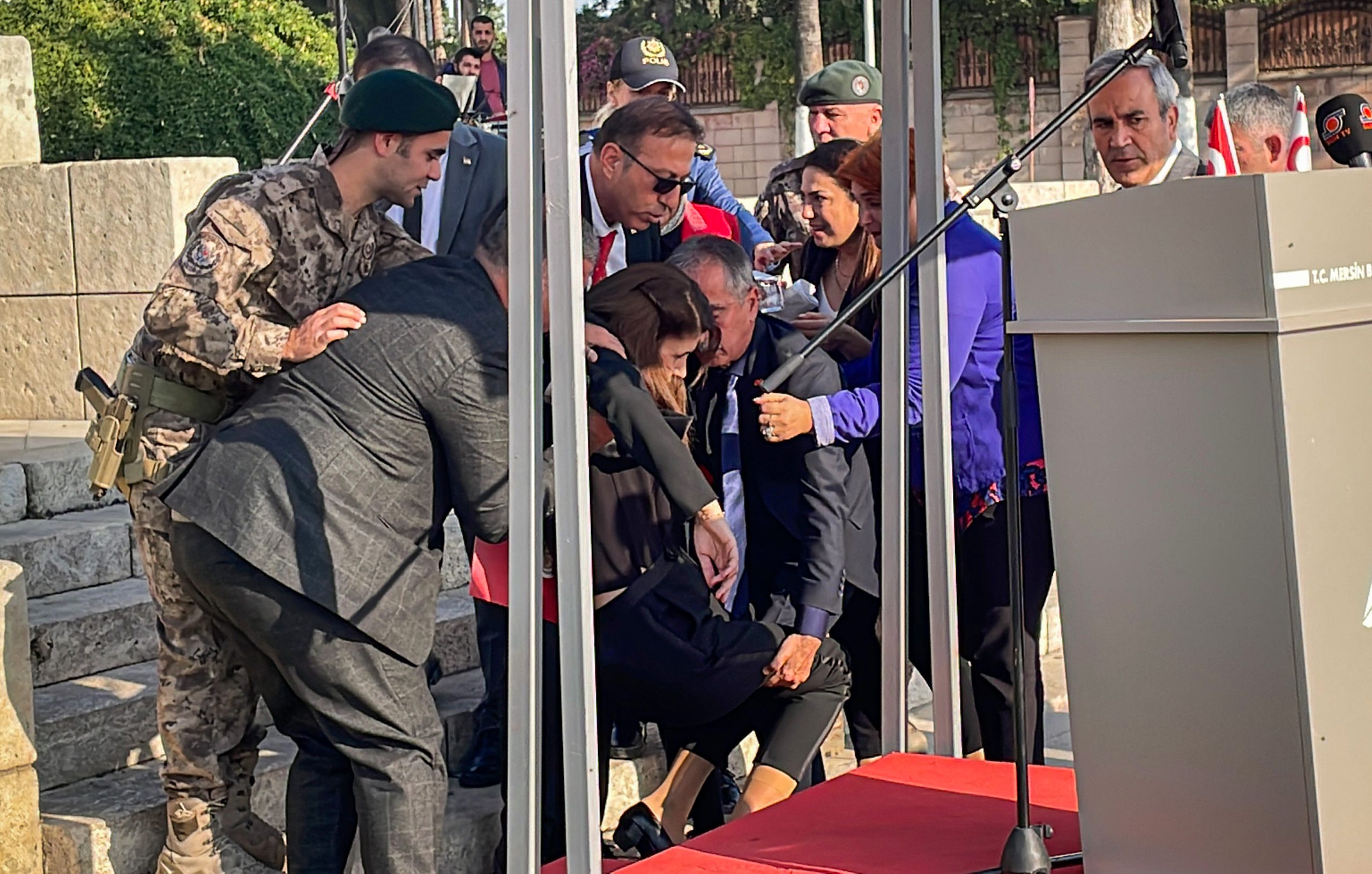 KKTC Mersin Başkonsolosu Mendeli, törende konuşma yaparken rahatsızlandı