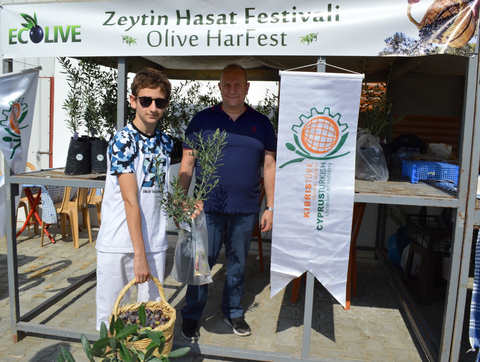 Ecolive Hasat Festivali’nde Sanayi Odası’ndan çocuklara zeytin fidanı hediye edildi