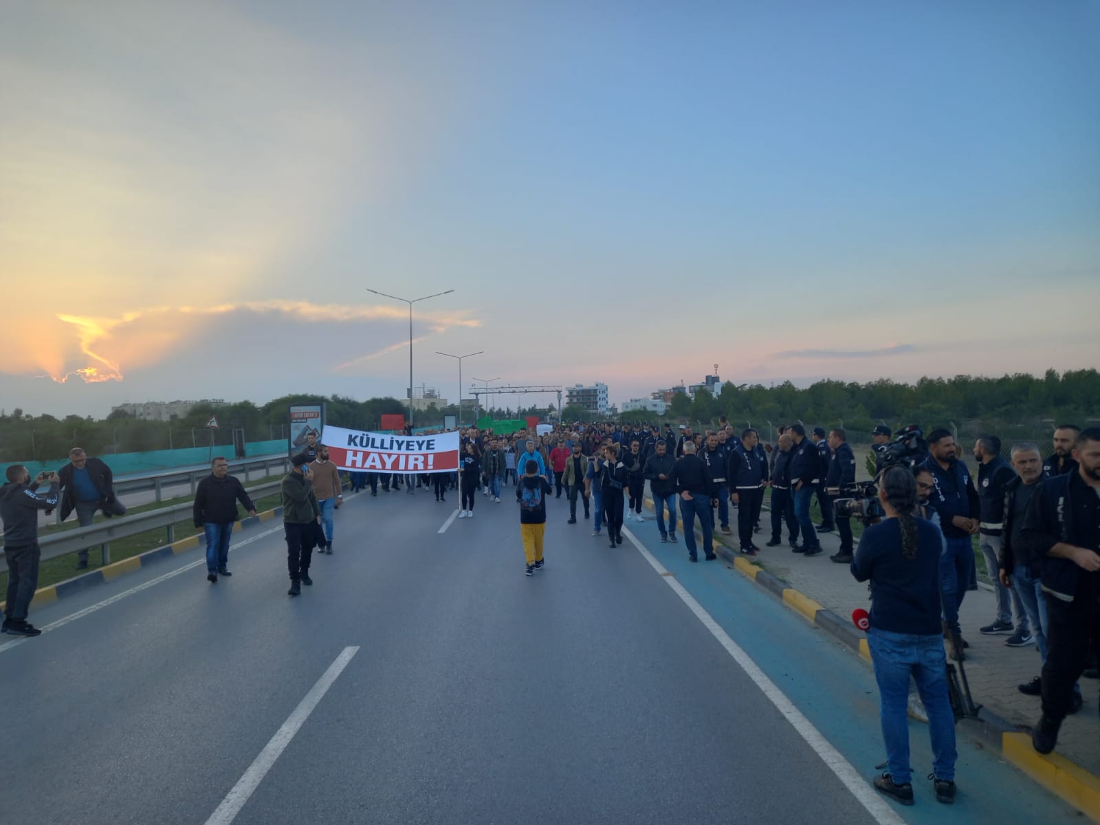 Cumhurbaşkanlığı ve Meclis yerleşkesi inşasını protesto etmek için yürüyüş yapıldı