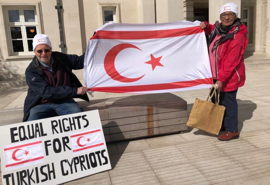 İngiltere’de KKTC bayrağı için nöbet sekiz aydır devam ediyor